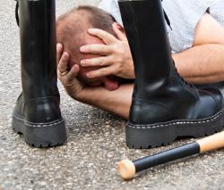 Mann am Boden, Springerstiefel und Baseballschläger