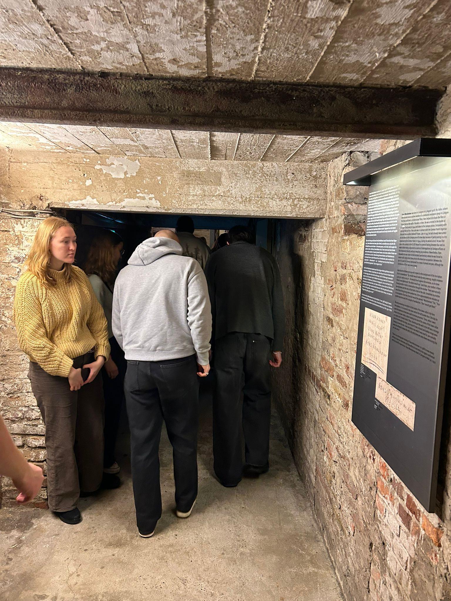 NS DOK Zellentrakt mit Ausstellungstafel R 201