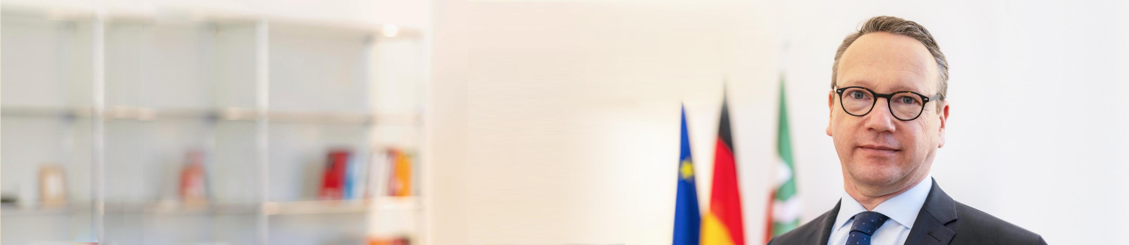 Justizminister Dr. Benjamin Limbach mit Flaggen