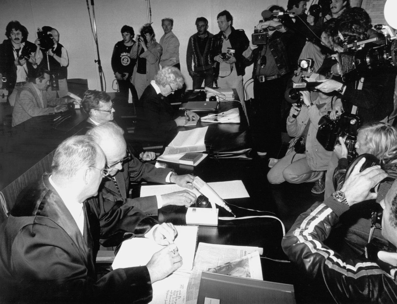 Im November 1975 erhob die bei der Staatsanwaltschaft Köln angesiedelte Zentralstelle zur Aufklärung von NS-Verbrechen nach langjährigen Ermittlungen Anklage gegen Angehörige der SS-Lager- und Wachmannschaft des Konzentrationslagers Majdanek.