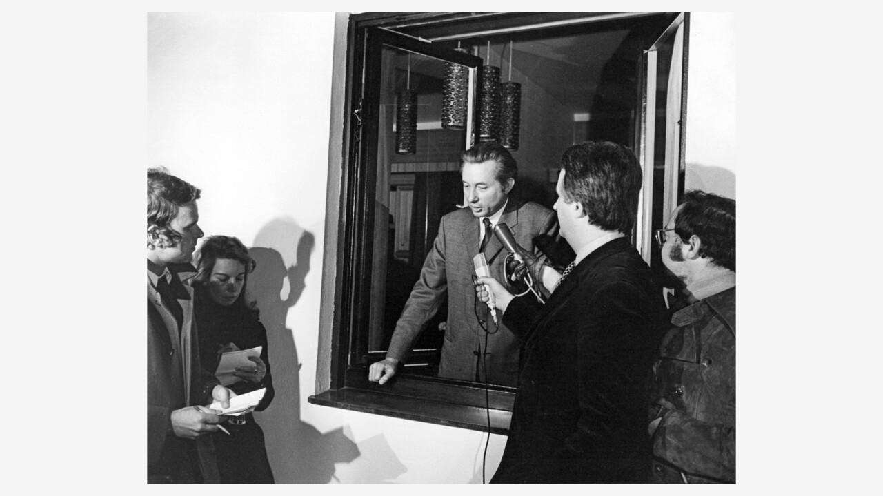 Der deutsche Millionär Theo Albrecht (M) gibt am 18.12.1971 nach seiner Freilassung durch seine Entführer eine Presseerklärung.