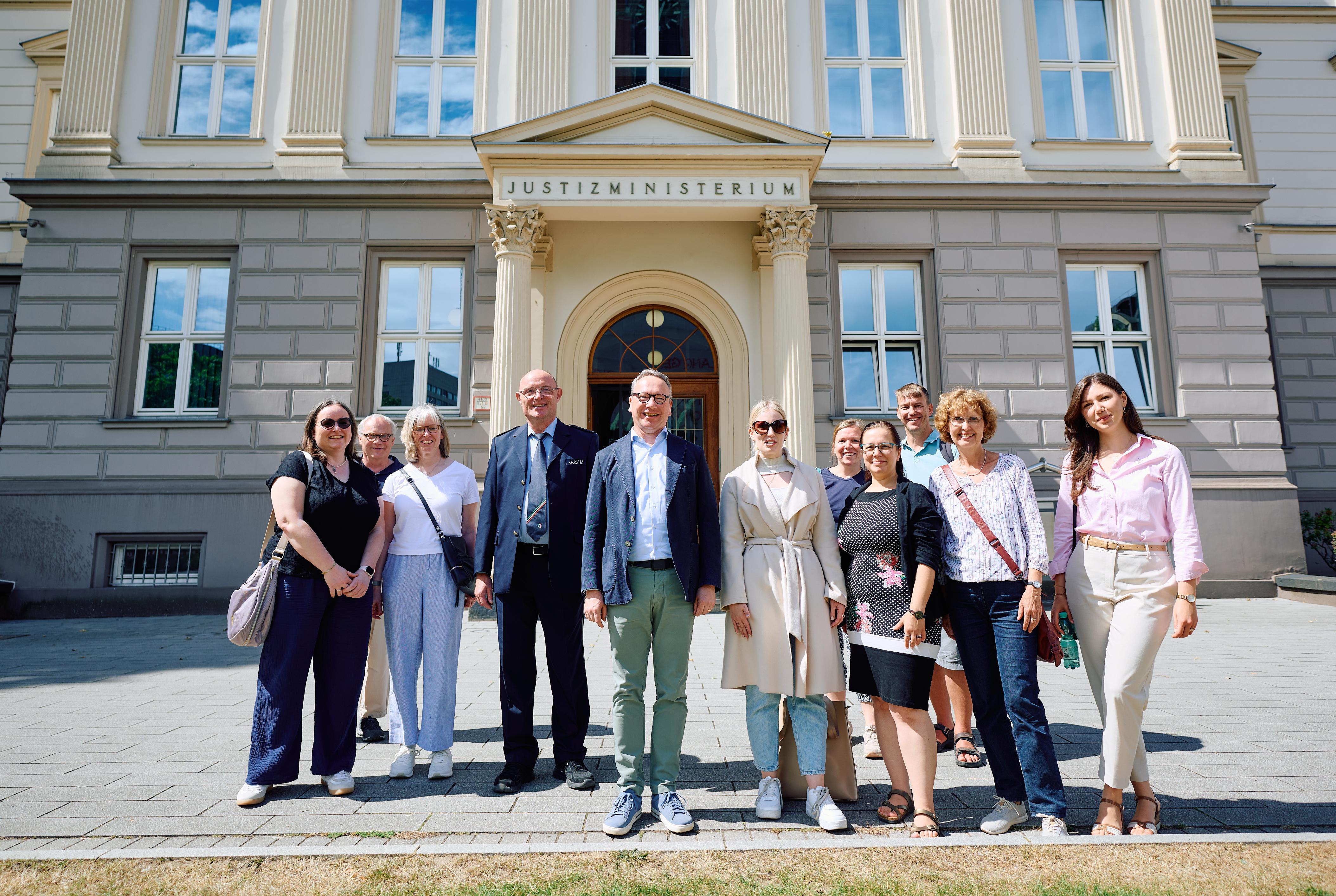 Minister Limbach vor dem Ministerium der Justiz mit Teilnehmenden der Hausführung