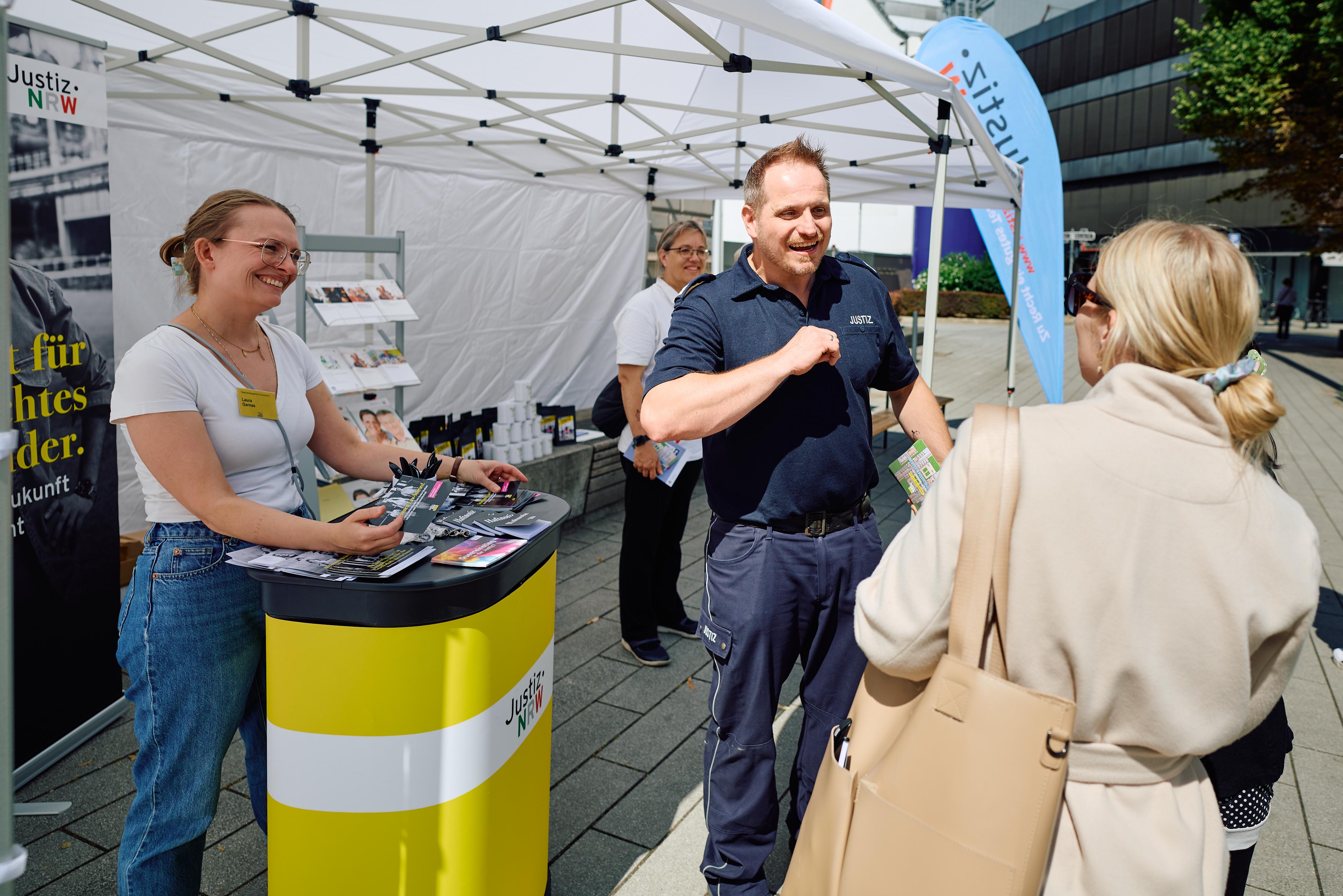 Justizbeschäftigte am Stand der Nachwuchsgewinnung am Tag der Offenen Tür