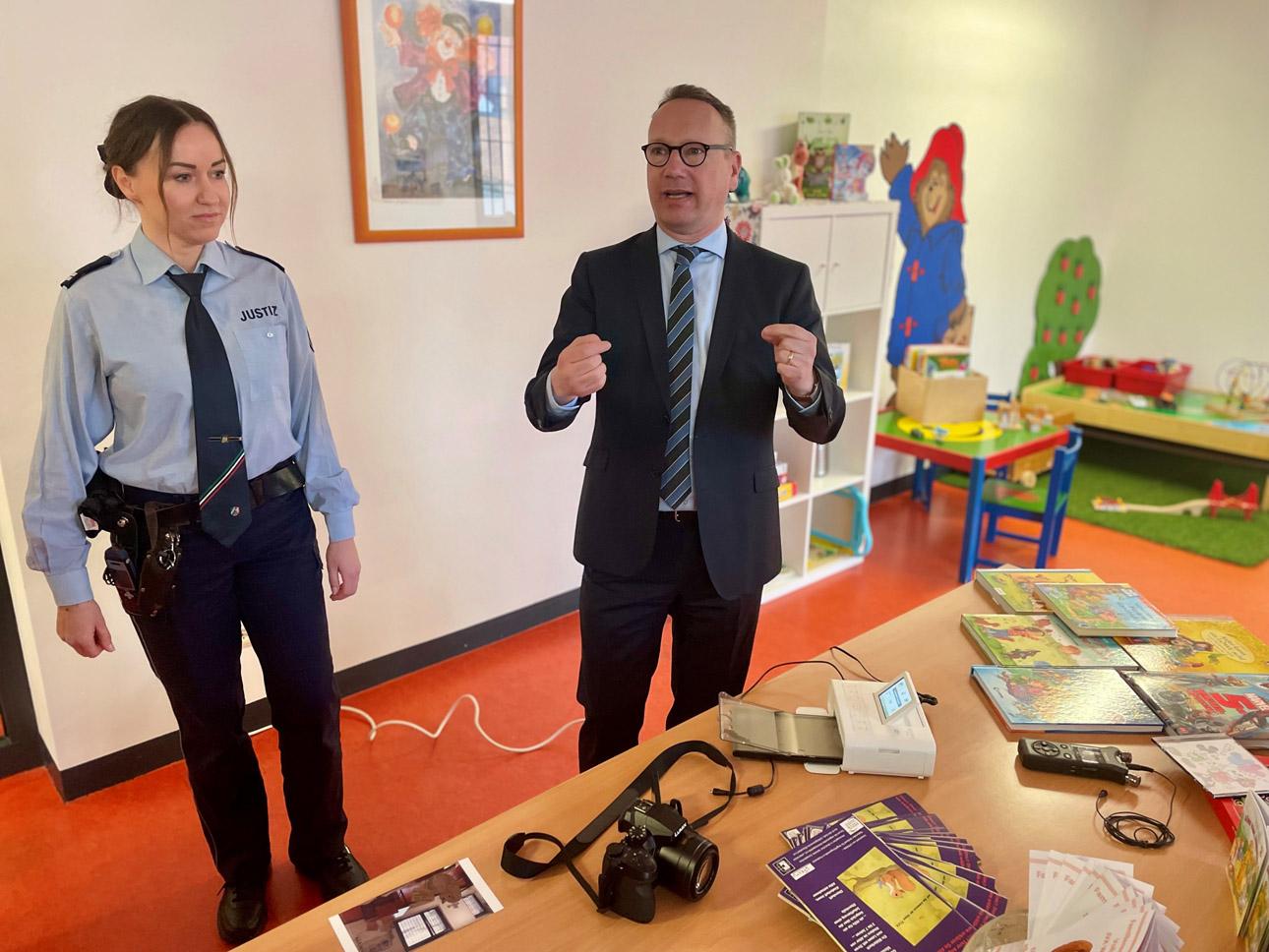 Justizminister Dr. Limbach stellt landesweites Konzept einer familiensensiblen Vollzugsgestaltung in Nordrhein-Westfalen vor