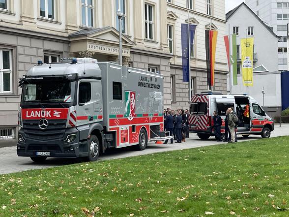 Labor-LKW