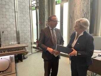 Minister der Justiz Dr. Limbach und die wiedergewählte Präsidentin Rechtsanwältin Leonore Holling