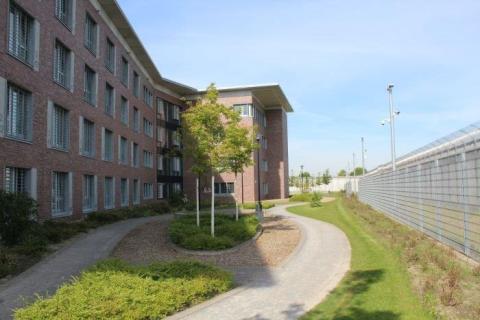 Gefängnis mit Zaun