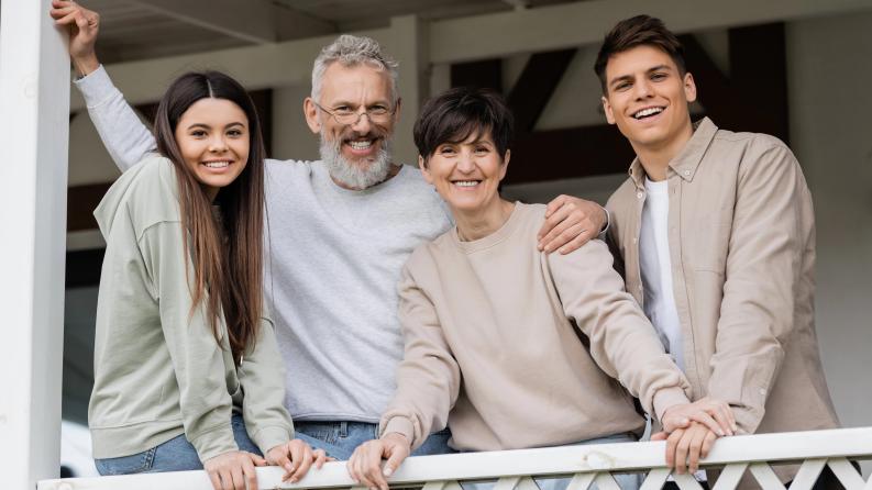 Familie auf einer Terrasse