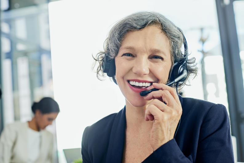 Mitarbeiterin im Callcenter