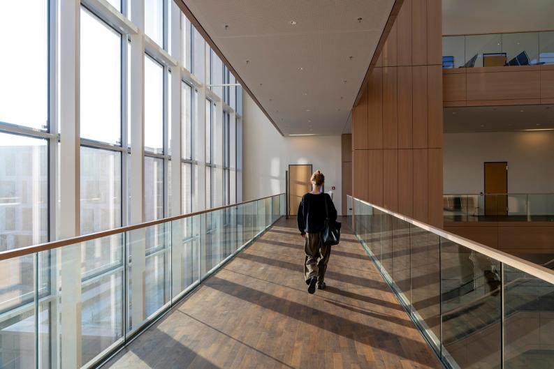 Frau auf dem Gerichtsflur