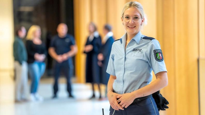 Frau in Uniform.