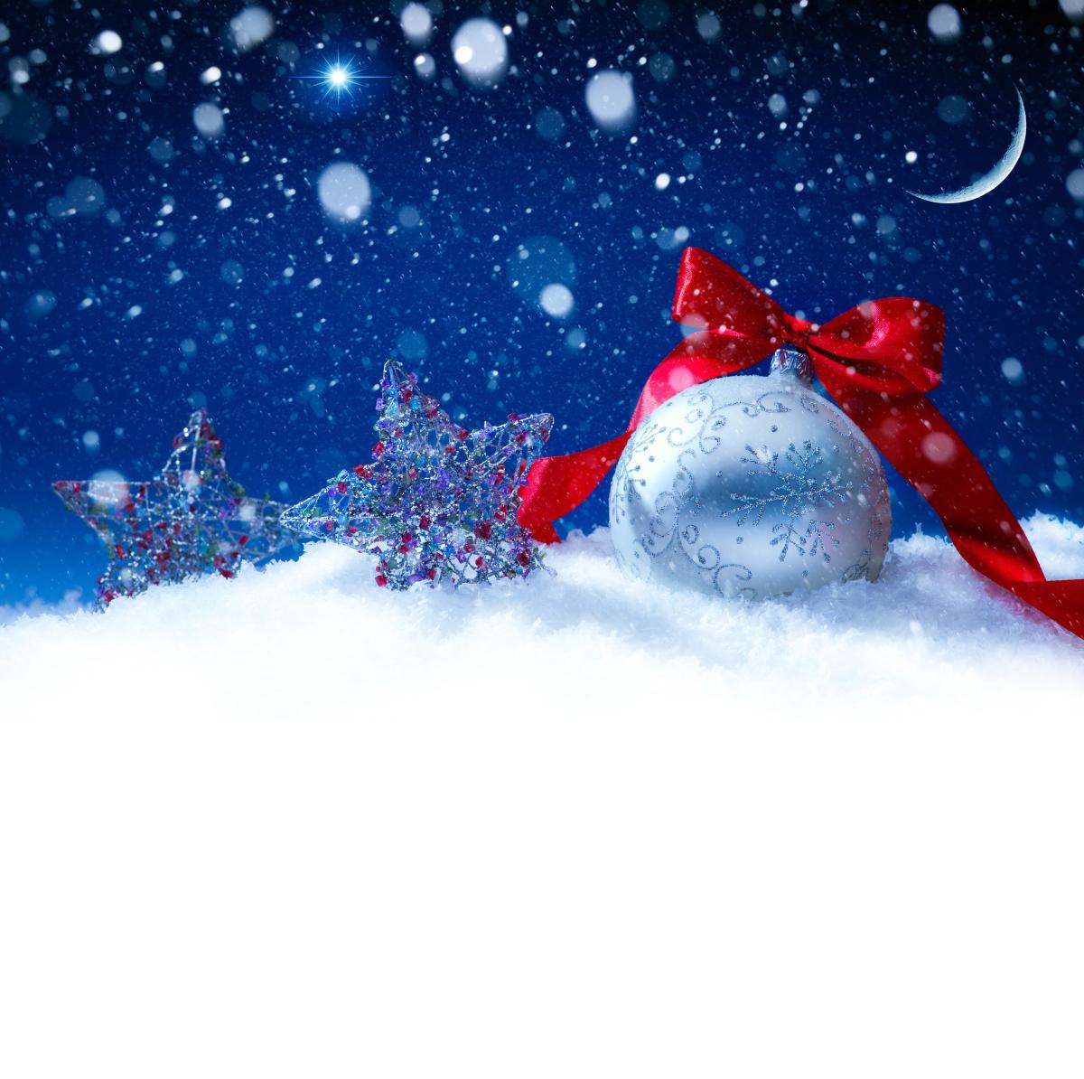 Weihnachtsschmuck im Schnee 