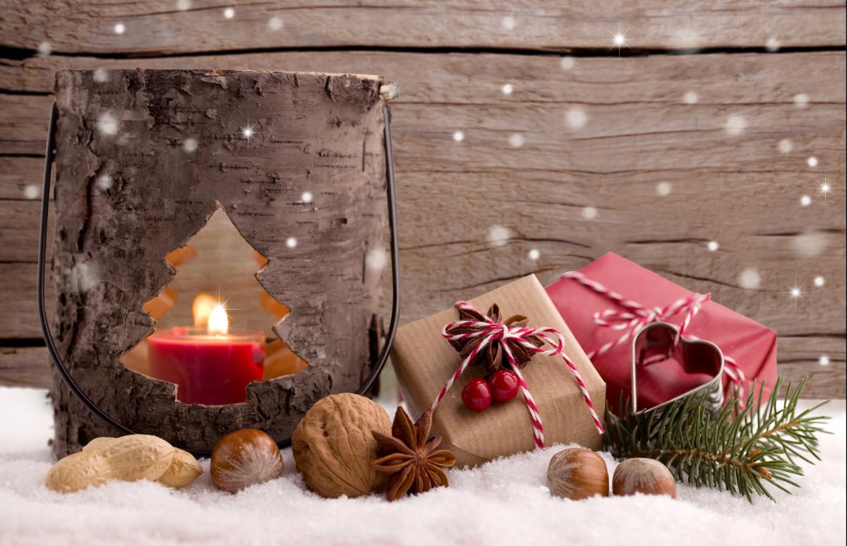 Weihnachtliche Deko mit Kerze und Geschenken