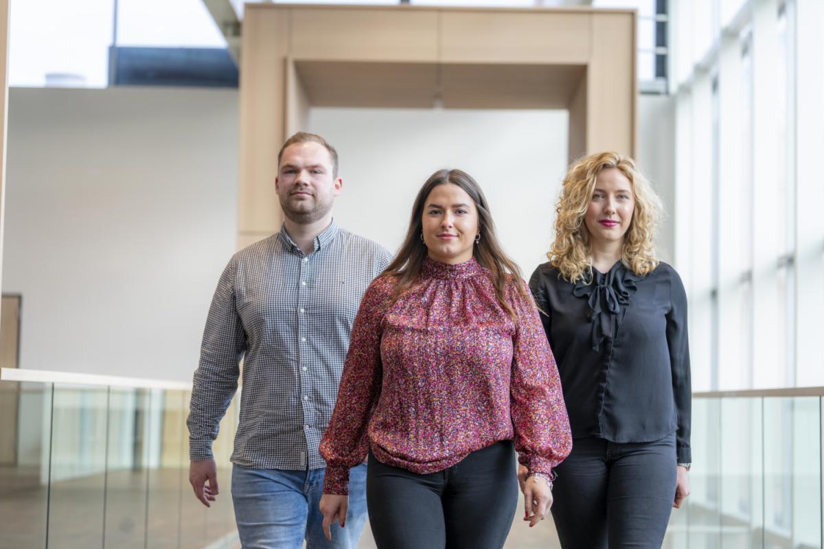 Zwei Mitarbeiterinnen und ein Mitarbeiter der Justiz.NRW