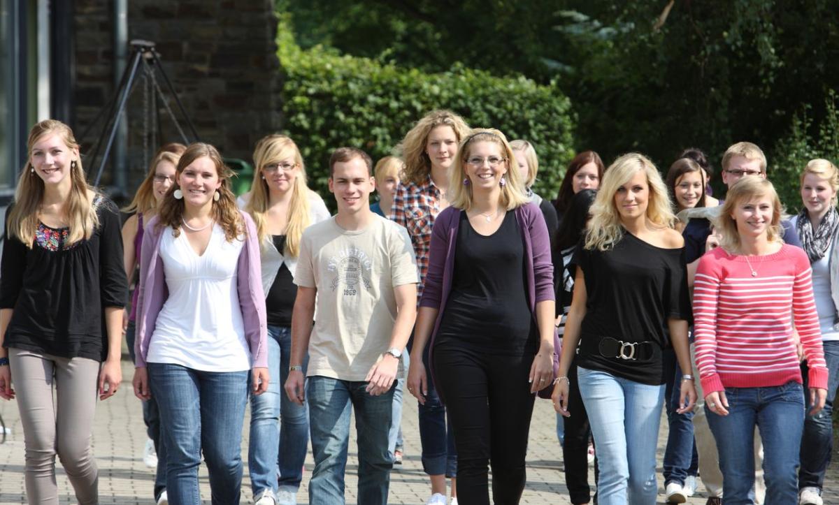 Gruppen von jungen Menschen