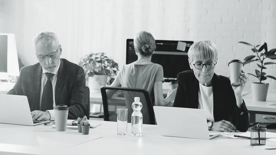 Arbeiten am Computer schwarz/weiß