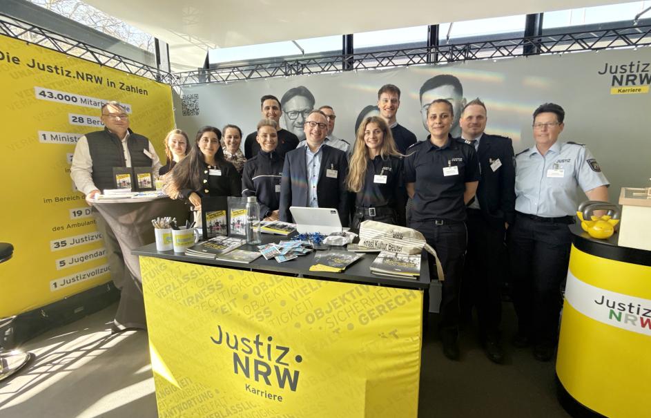 Justizminister Limbach besucht den Messestadt von Justizbeschäftigten auf dem Karrieretag Köln
