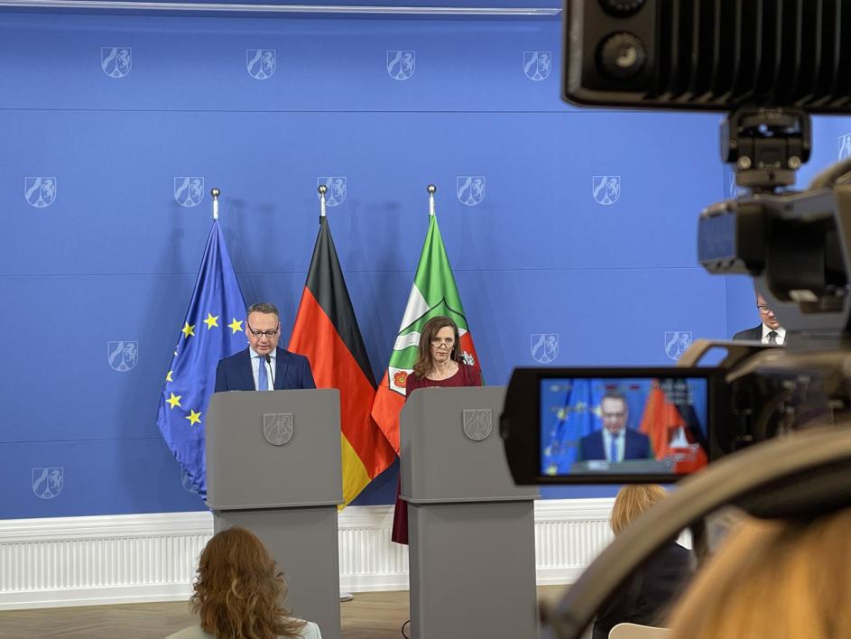 Minister der Justiz Dr. Benjamin Limbach und Dr. Nahlah Saimeh (Sachverständige für Forensische Psychiatrie)