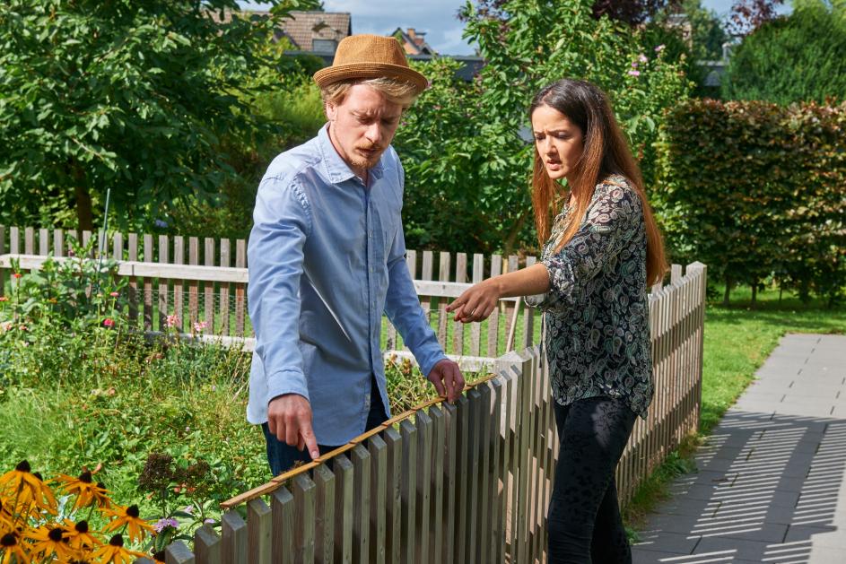 Nachbarn am Gartenzaun