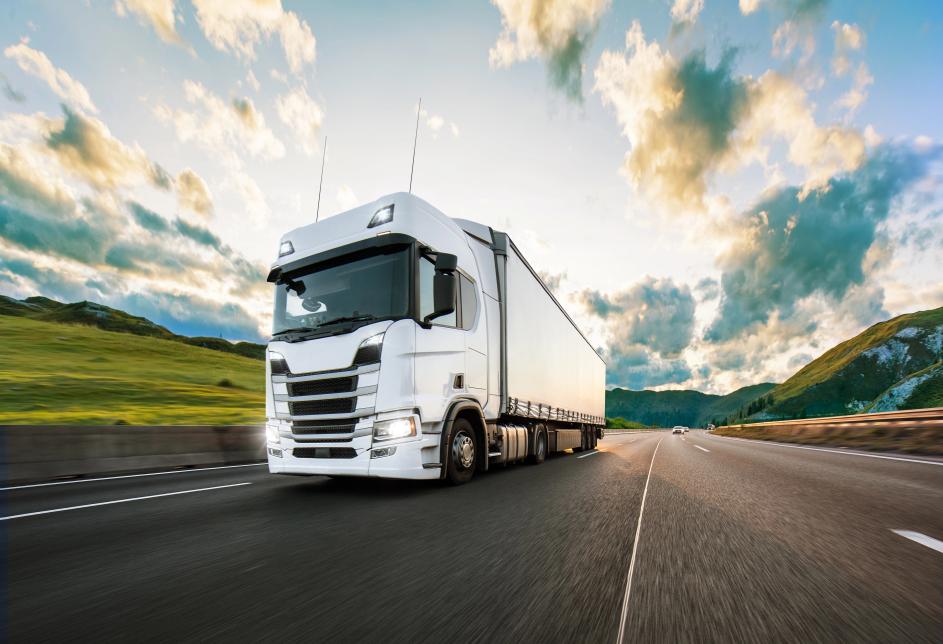 LKW auf einer Landstraße