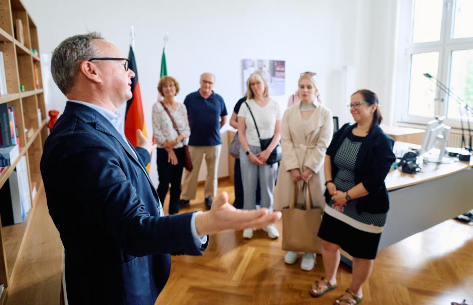 Justizminister Limbach im Gespräch mit Bürgerinnen und Bürgern beim Tag der offenen Tür