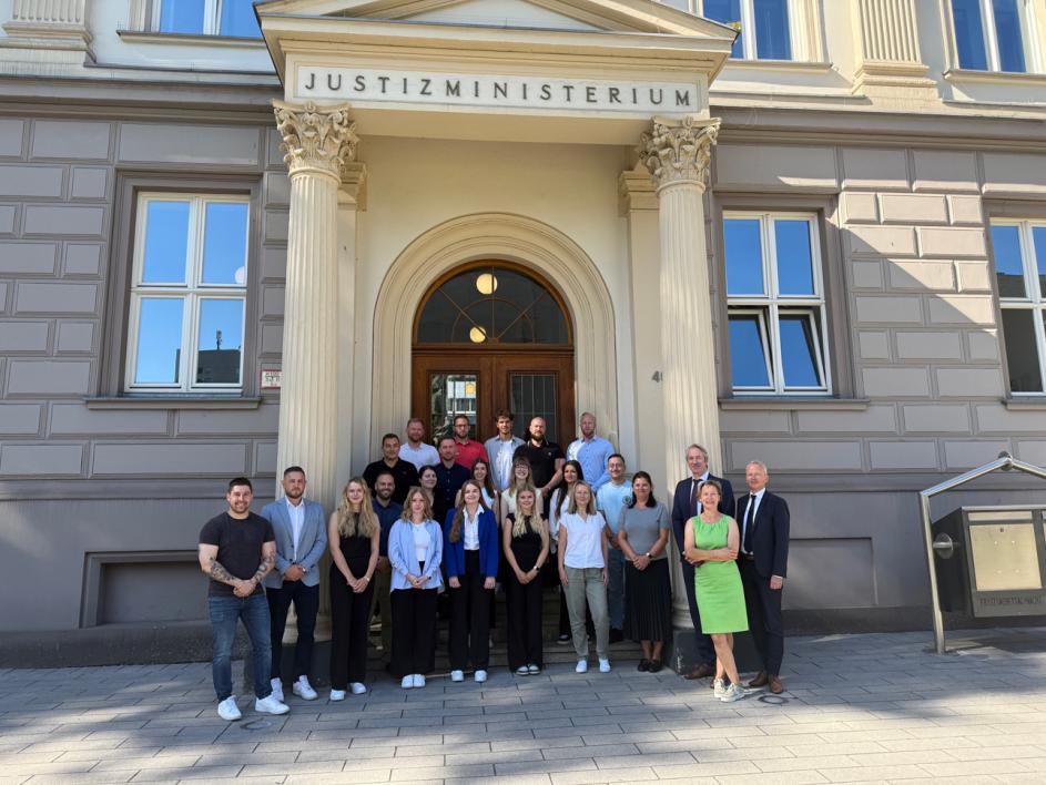 Gruppenfoto Duales Studium der angehenden Diplom-Verwaltungswirtinnen und Diplom-Verwaltungswirte hat begonnen