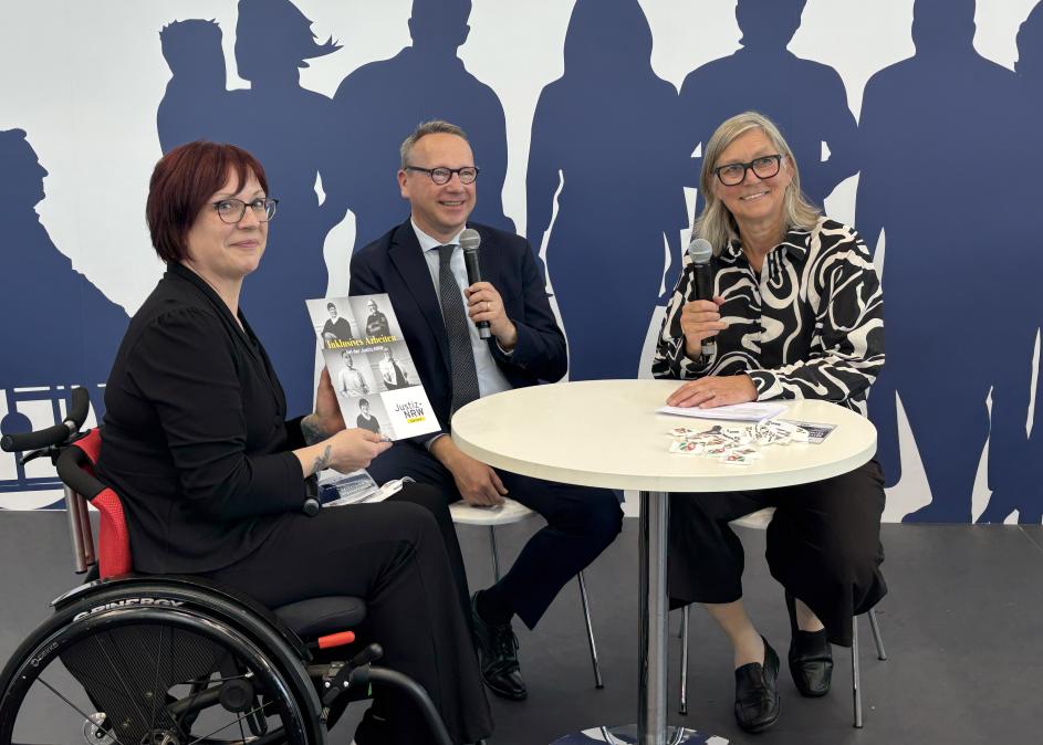 Minister Limbach Hauptschwerbehindertenvertreterin Daniela Liebich bei der Messe Rehacare