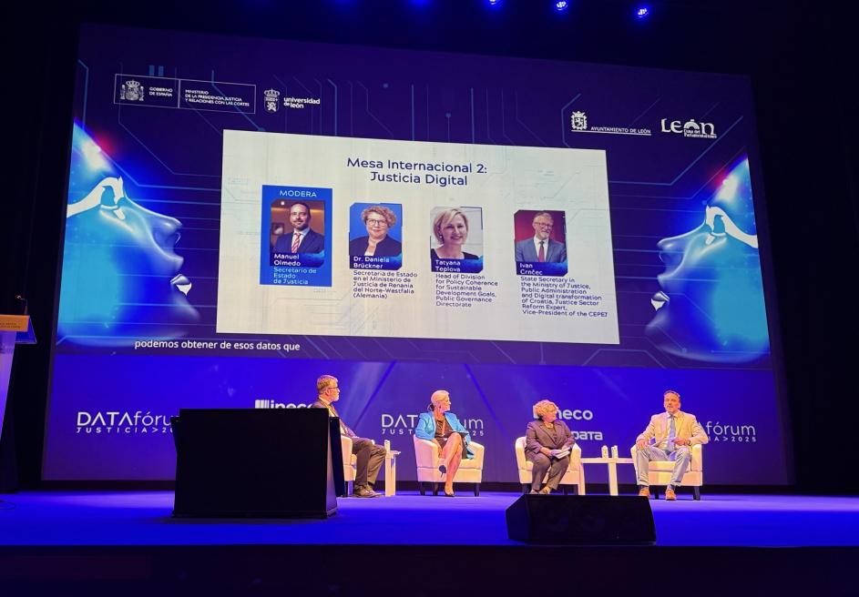 Dr. Brückner auf der Bühne beim DATAfórum Justicia in León