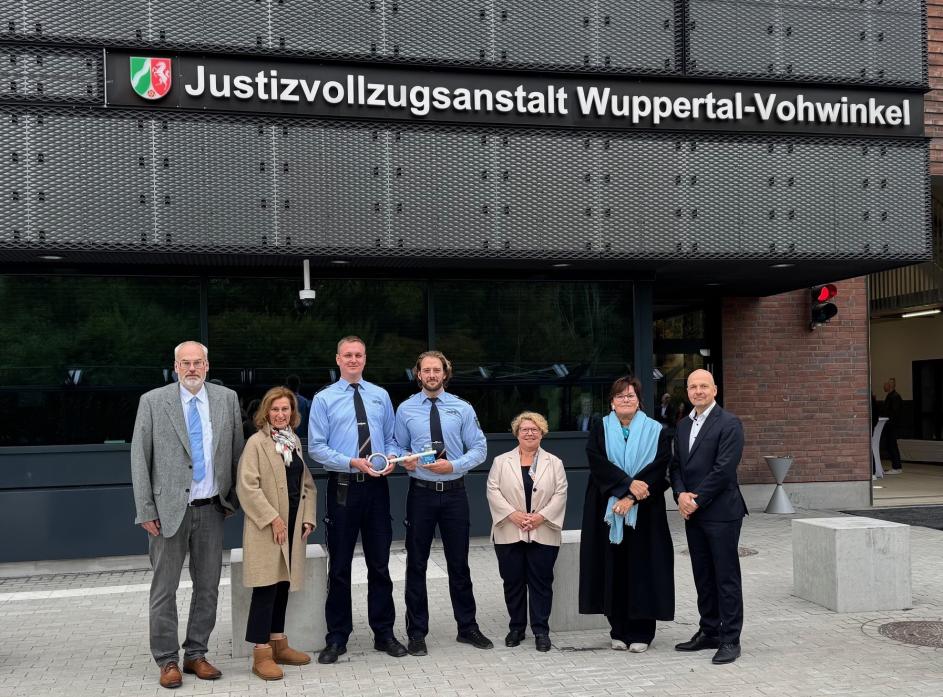 Staatssekretärin Dr. Brückner vor dem Eingang JVA Wuppertal-Vohwinkel