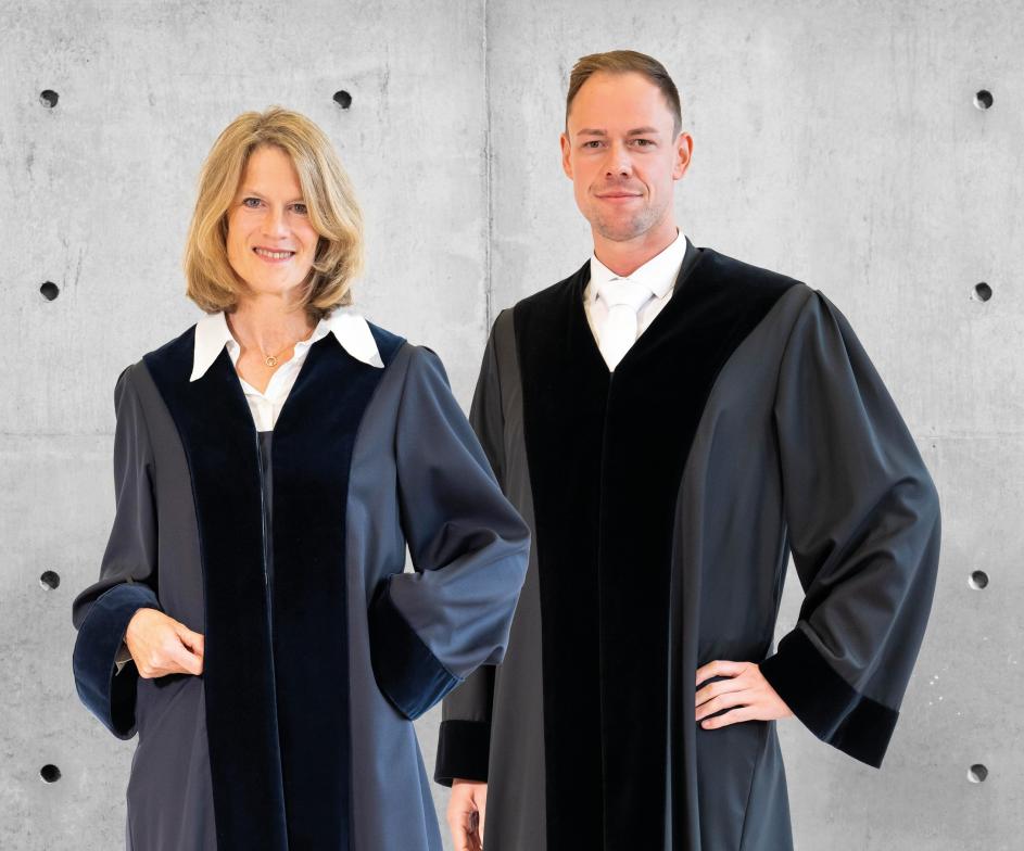 Richterin und Richter in Robe