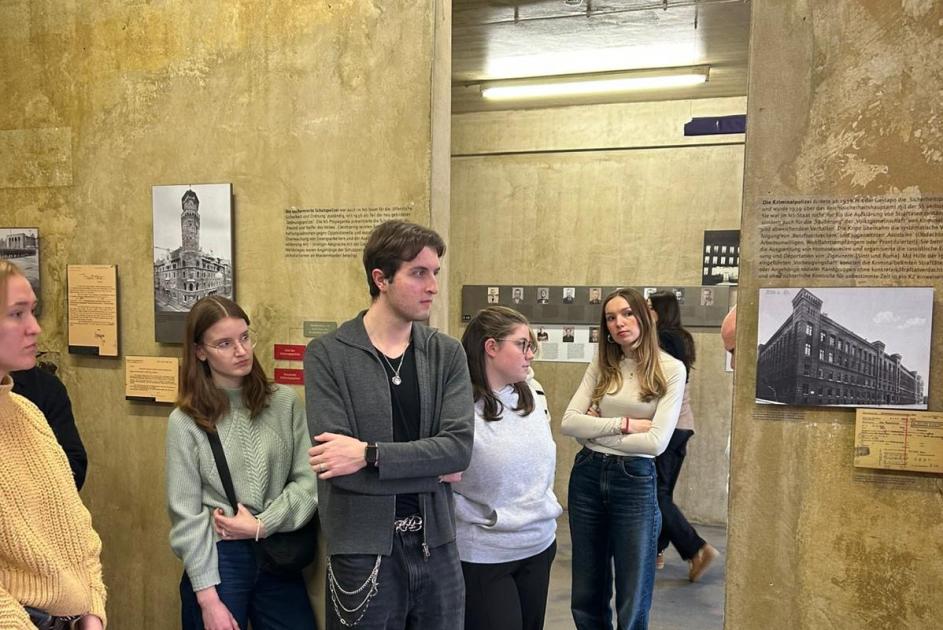 Studierende besuchen Ausstellung NS-DOK