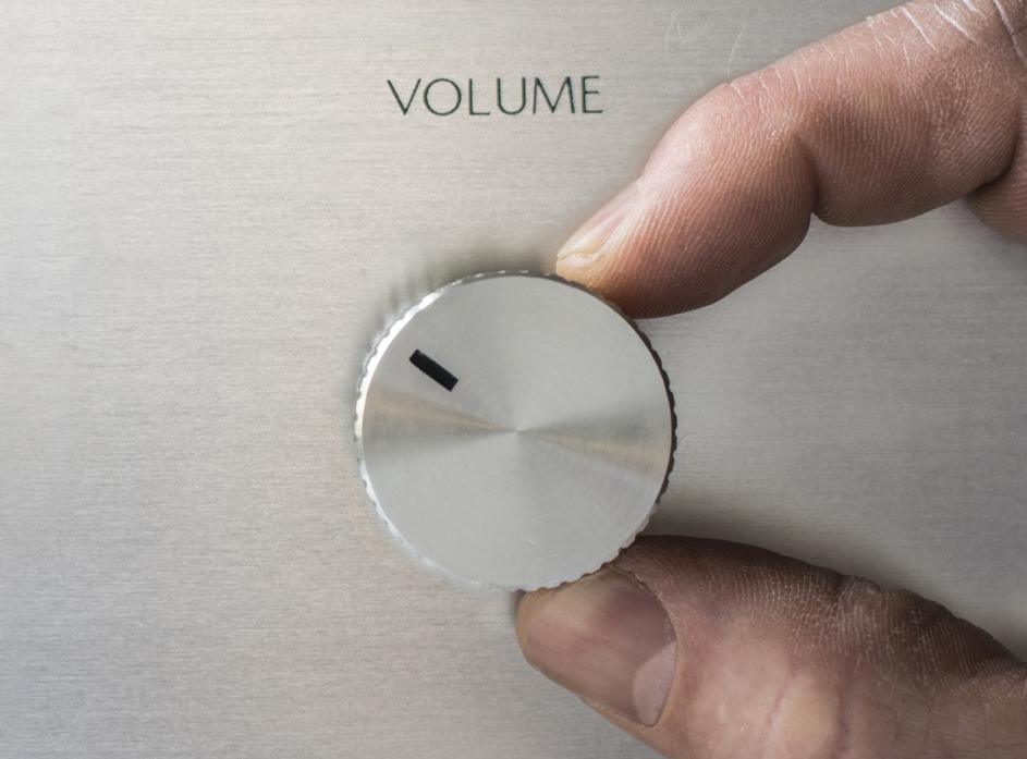 Hand am Lautstärkeregler