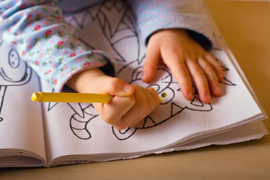 Kinderhände beim Ausmalen