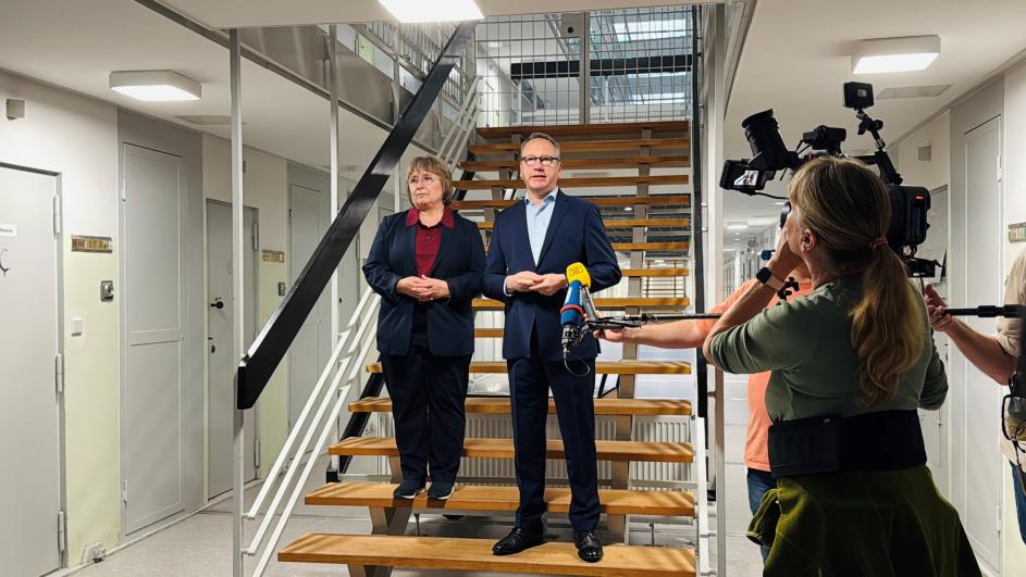 Minister Limbach und Anstaltsleiterin Angela Wotzlaw
