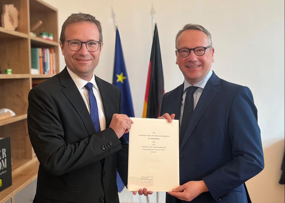 Dr.  Gerald Buck und Minister