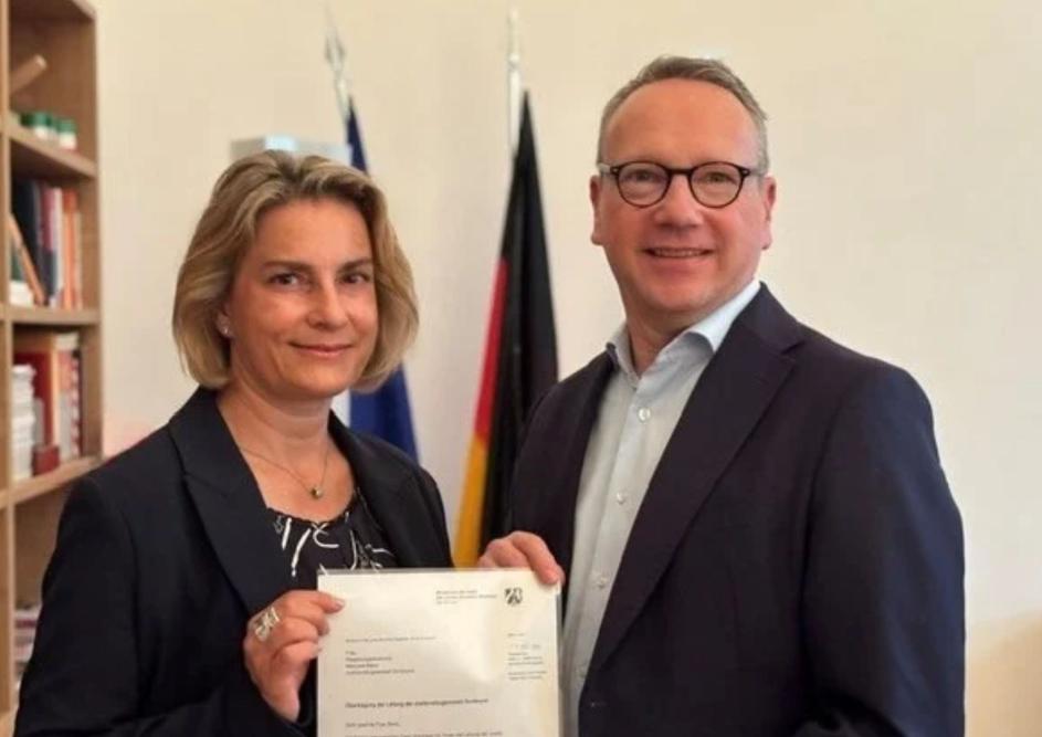 Übergabe Urkunde Leiterin JVA Dortmund