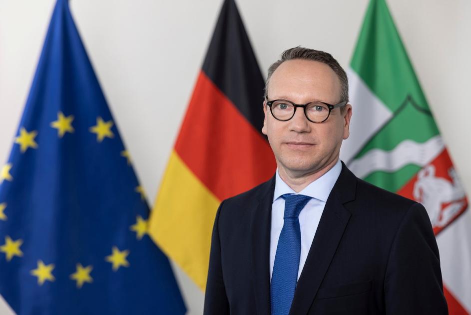 Minister der Justiz Dr. Benjamin Limbach vor Flaggen