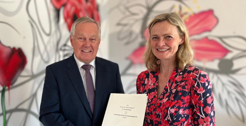 VPinOLG übergibt VROLG die Ernennungsurkunde