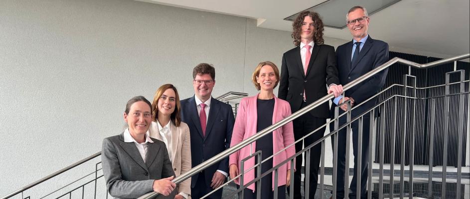 drei Personen vor einem Fenster