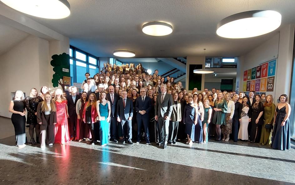 Diplomierungsfeier-Gruppenbild