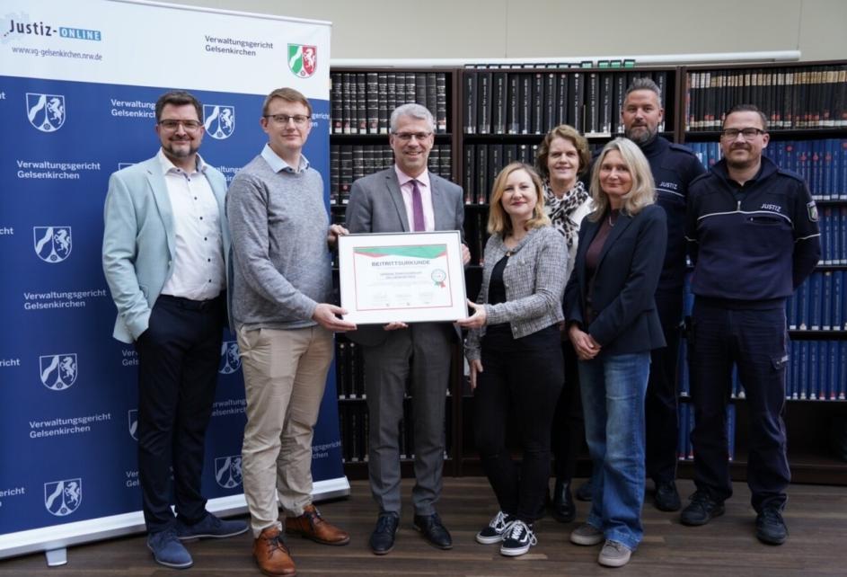 von li. nach re.: ORR Olaf Krausmann (Geschäftsleiter), RiVG Dr. Vincent Brenner (Richterrat), PräsVG Dr. Siegbert Gatawis, VGBe Melanie Schaake-Hinte (Personalrat), RARin Gabriela Diemke (stv. Geschäftsleiterin), VRinVG Dr. Nicole Eckhold (Gleichstellungsbeauftragte), JOW Daniel Bassenhoff (Personalrat), EJHW Christian Flegel (Leiter Wachtmeisterei und Vertrauensperson der Menschen mit Behinderung).