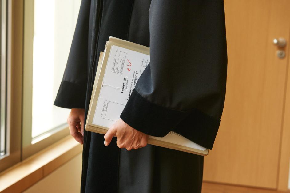 Richterin im Gerichtssaal mit Zivilakte in der Hand