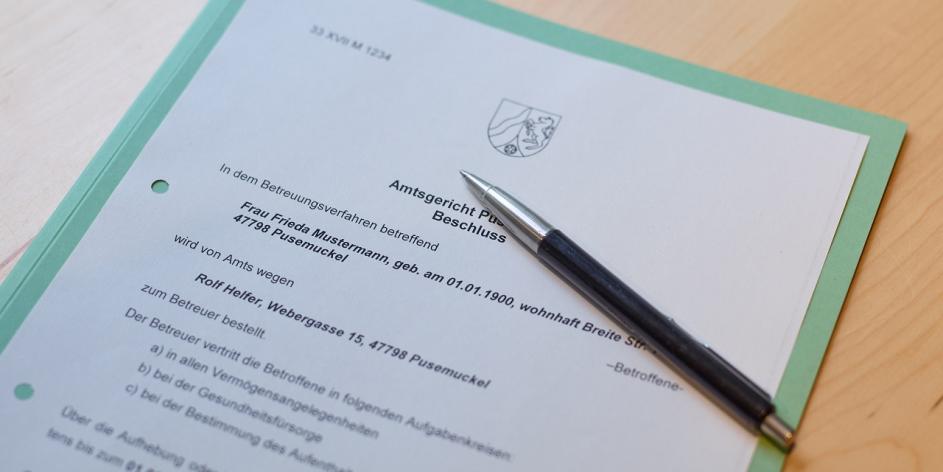 bedrucktes Papier mit einem darauf liegenden Kugelschreiber