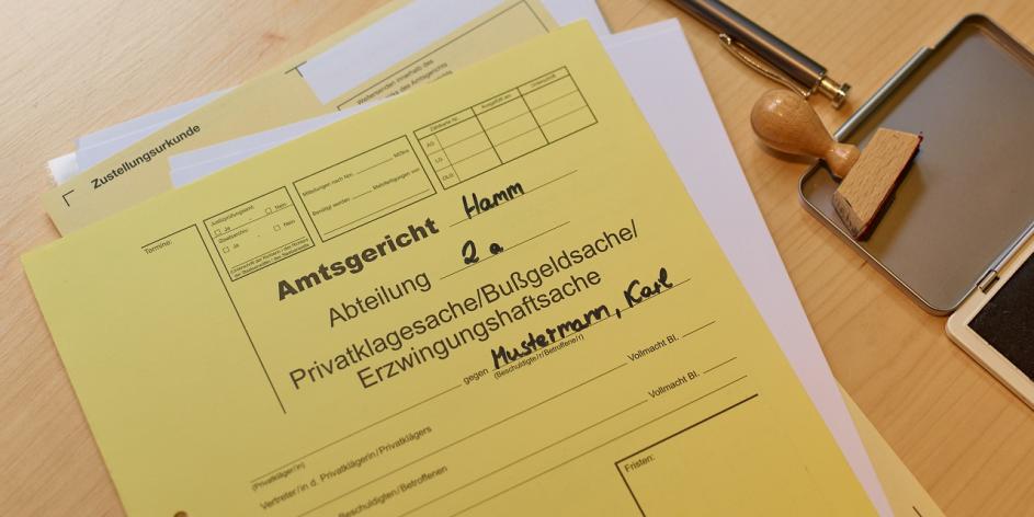 Gelbes Blatt Papier mit einem Stempel
