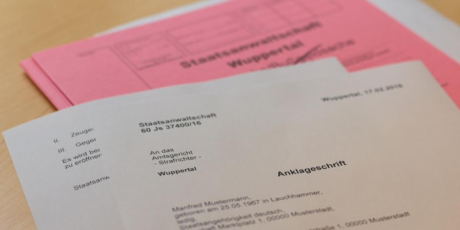 Anklageschrift auf Strafakte