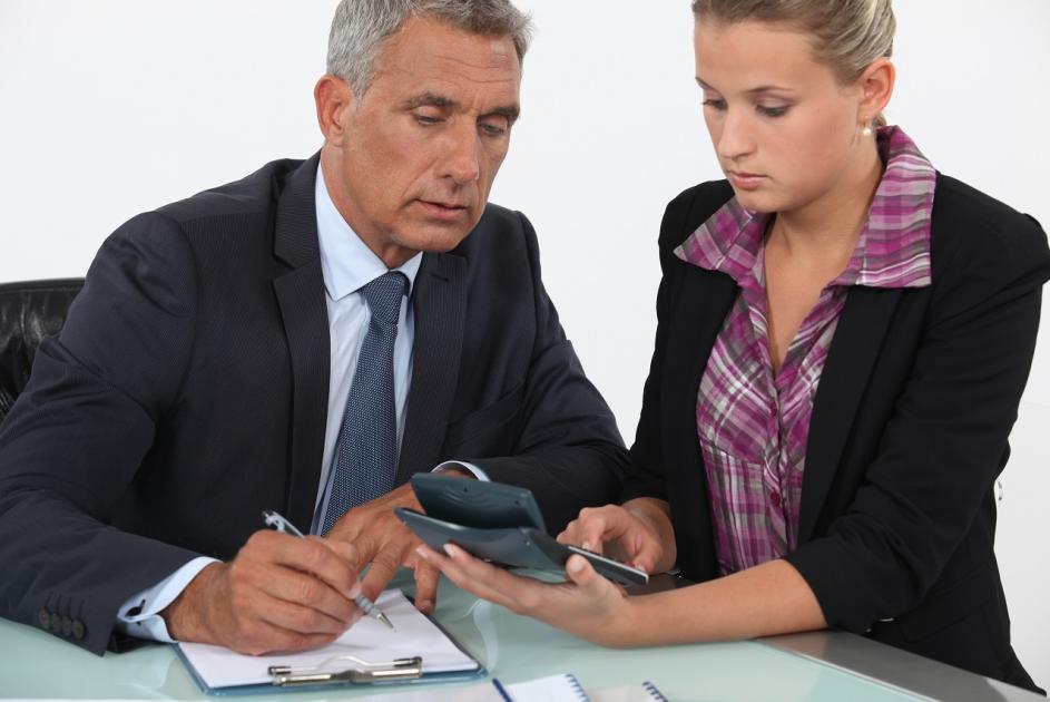 2 Personen haben ein Gespräch über Finanzen