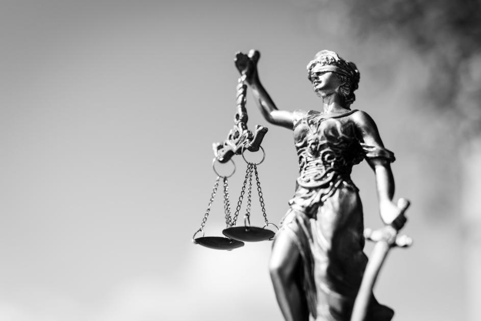 Justitia mit Augenbinde, Richtschwert und Waage