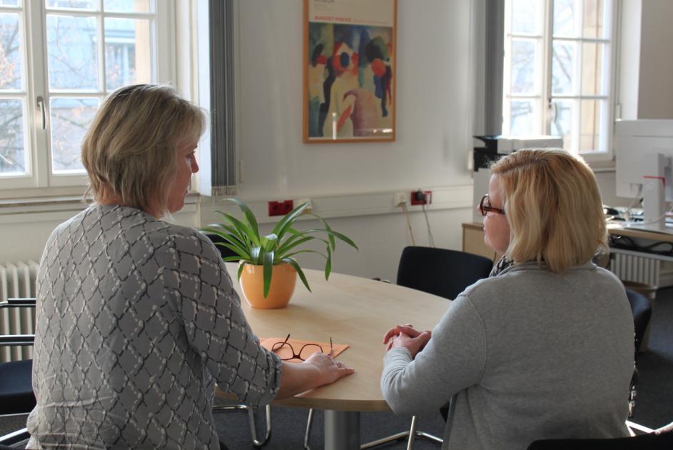 2 Frauen sitzen am Tisch