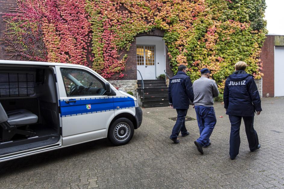 Gefangenentransport (Auto, Inhaftierter, 2 Bedienstete)