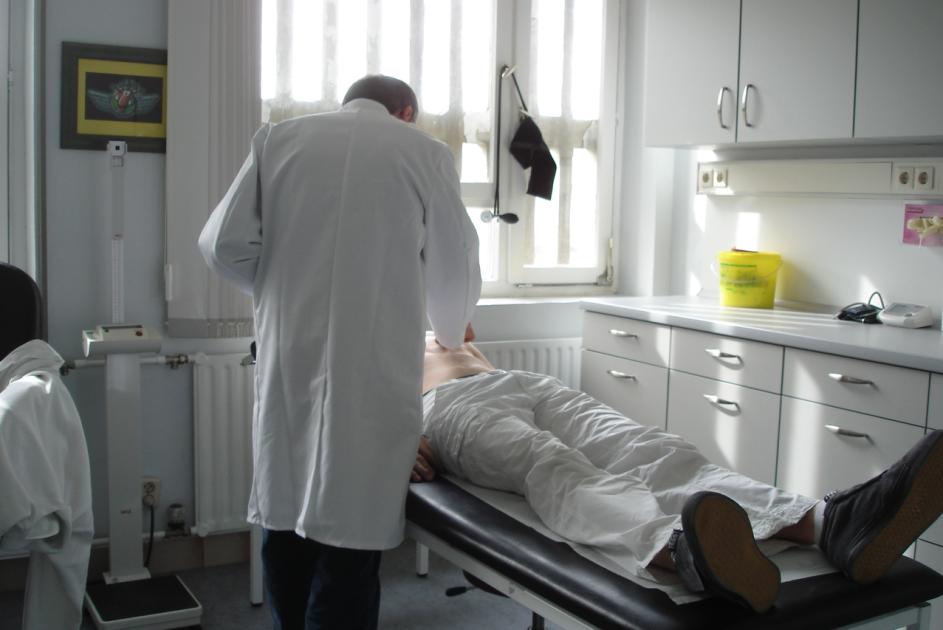 Arzt JVA behandelt Häftling